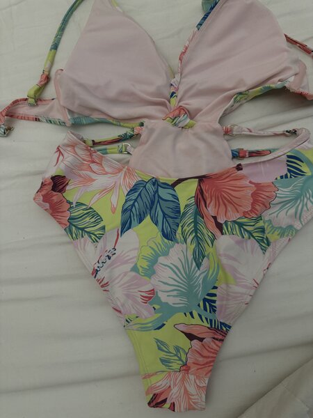 Costum de baie cu print tropical